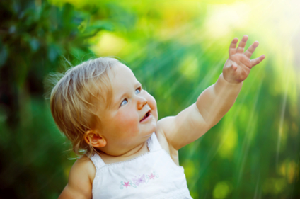Baby_reaching_up.png