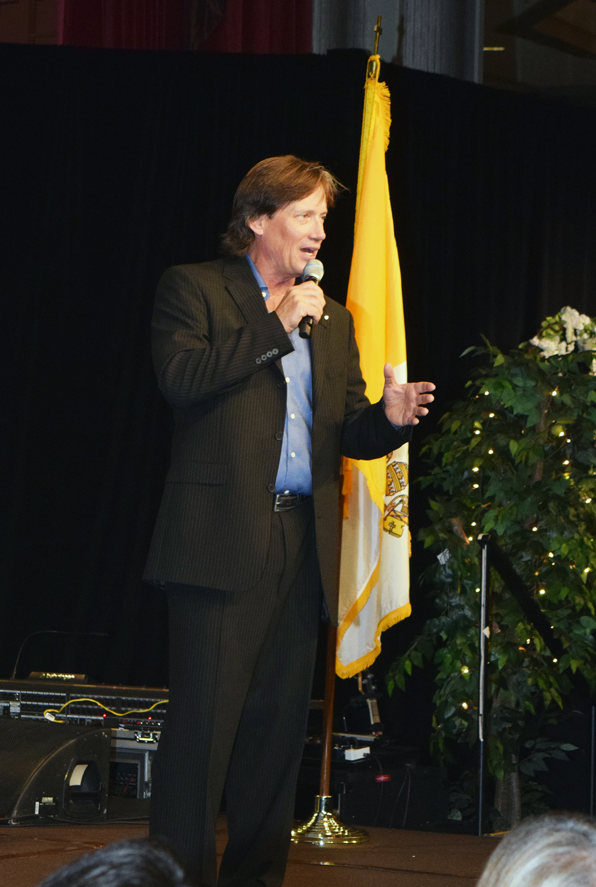 Kevin Sorbo addresses crowd