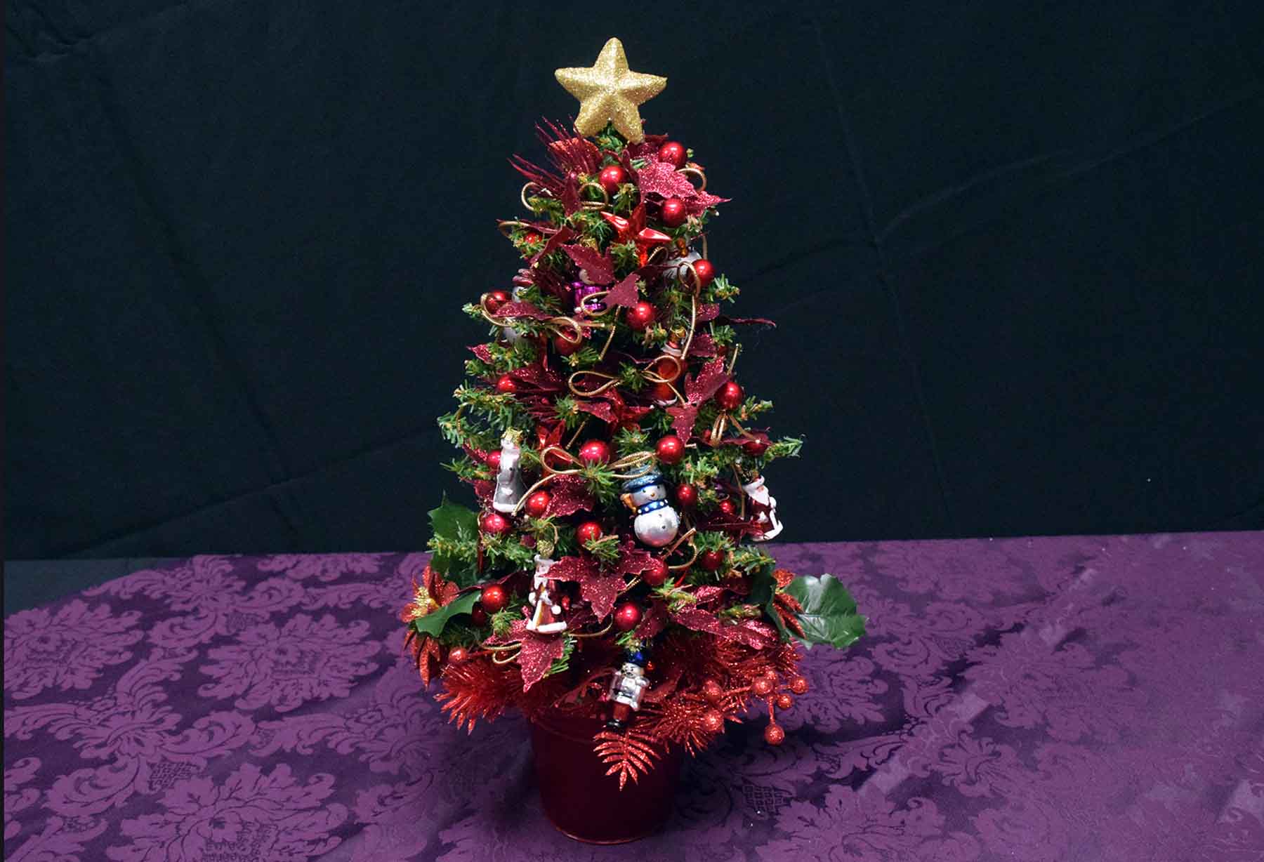C16_--_Red_sparkle_tree_with_small_wooden_ornaments.jpg