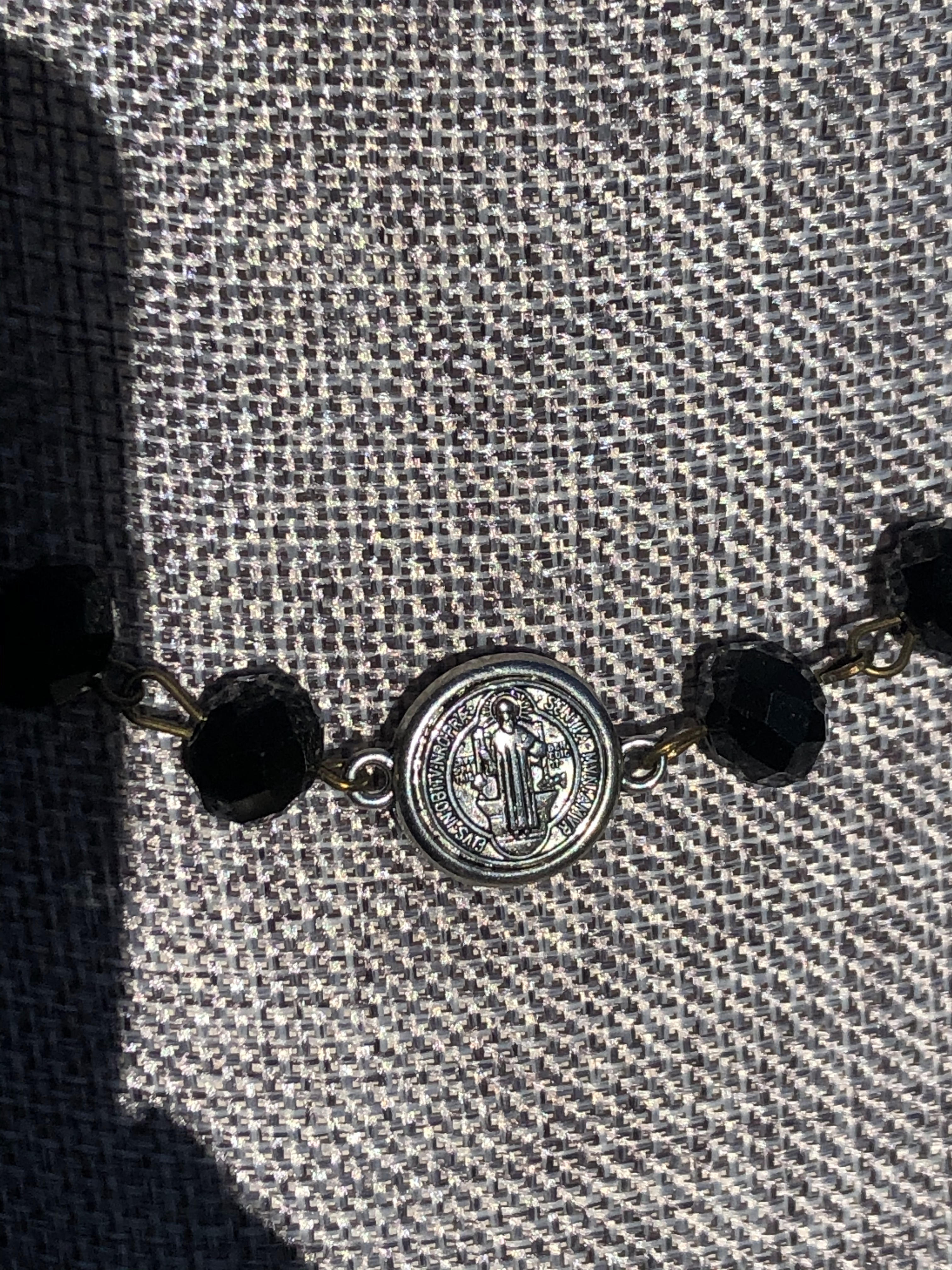 VJ11_-_St_Ben_necklace_close_up_medal.jpg